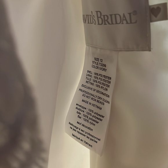 Size 12 David’s bridal wedding gown. Used once. Needs cleaning but excellent - Picture 9 of 10
